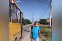 У Миколаєві водій маршрутки напав на дівчину через зауваження щодо маски та переслідував її до будинку (відео)