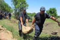 В Одесской области укрепляют дамбу для защиты от возможного наводнения