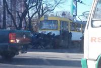В Одессе пассажиры толкали трамвай, заглохший посреди дороги: водителя накажут