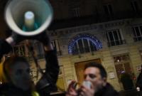 Протестующие в Париже попытались сорвать поход Макрона в театр