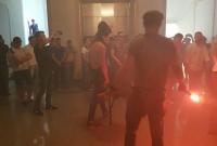 Столкновения в Харьковском горсовете: произошла драка, люди в масках распылили газ и зажгли дымовые шашки (видео)